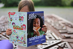 Kind liest Kindermagazin "echt jetzt?" zu den Themen Ernährung und Lebensmittel
