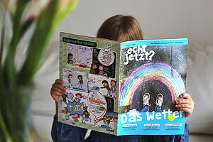 Kind liest Kindermagazin "echt jetzt?" zum Thema "Das Wetter"